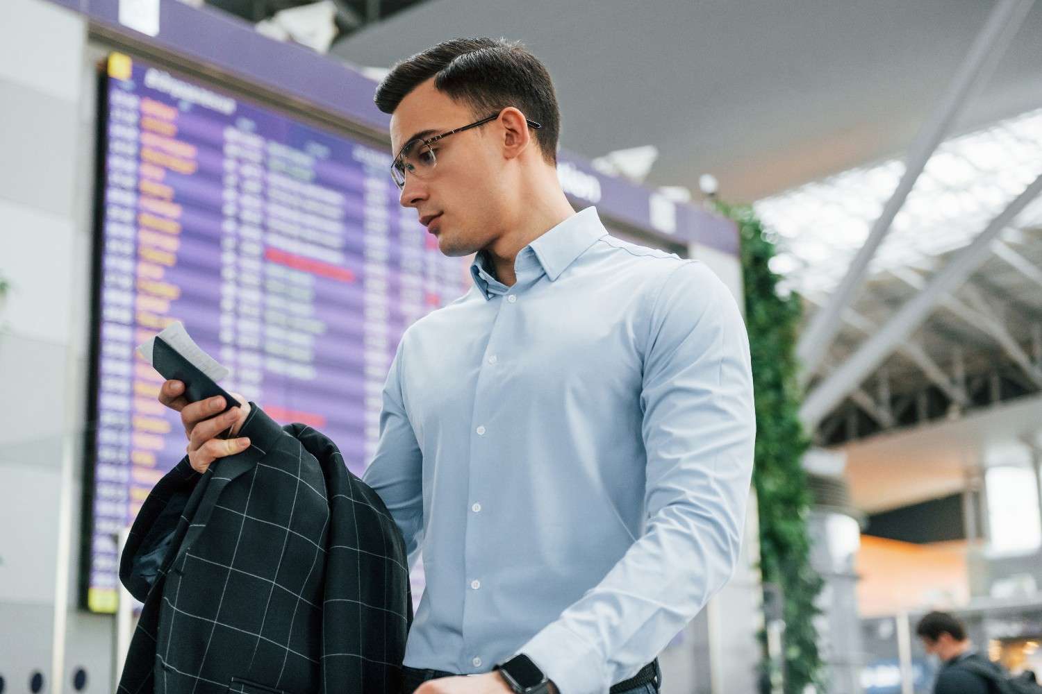 holding-phone-young-businessman